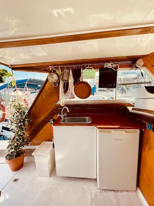 Hotel Vintage Classic 70S Boat! Sant Adria de Besos Exterior foto