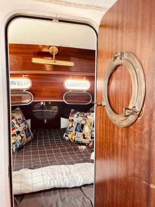 Hotel Vintage Classic 70S Boat! Sant Adria de Besos Exterior foto
